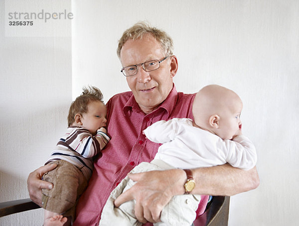 Großvater mit zwei Babys