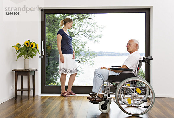 Frau und älterer Mann im Rollstuhl