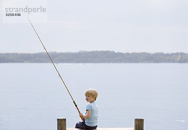 Junge fischen am See