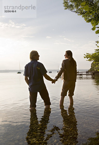 Frau und Mann im See stehend