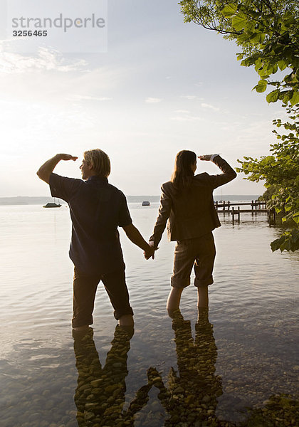 Frau und Mann im See stehend