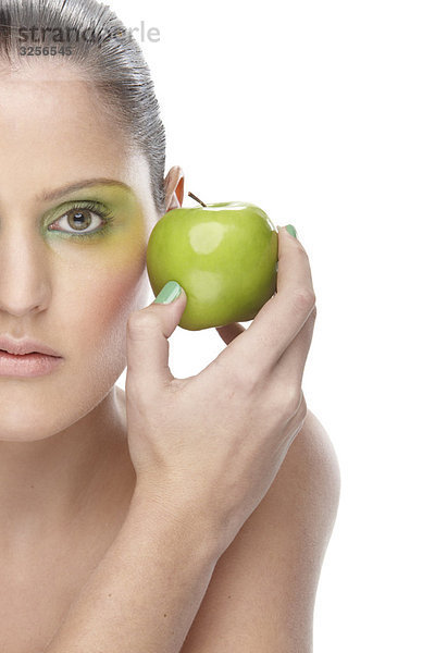 Frau mit grünem Apfel