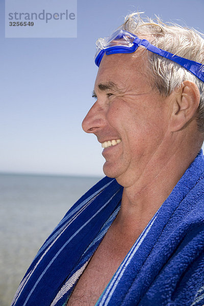 Erwachsener Mann nach dem Schwimmen