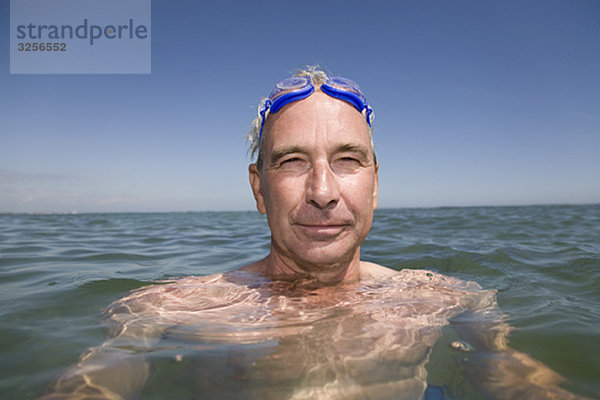 Der reife Mann schwimmt