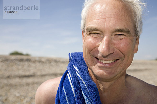 Erwachsener Mann am Strand