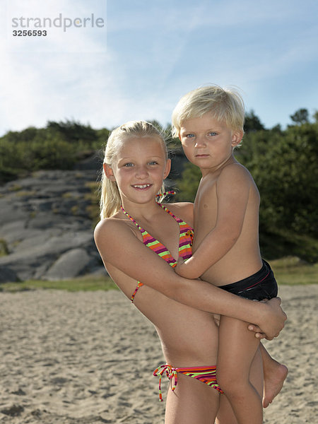 Schwester mit kleinem Bruder