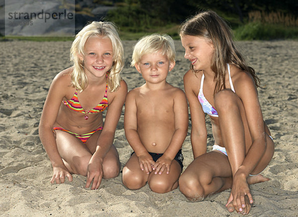 Porträt von Geschwistern am Strand