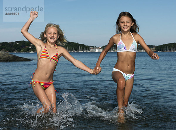 Mädchen  die im Wasser laufen