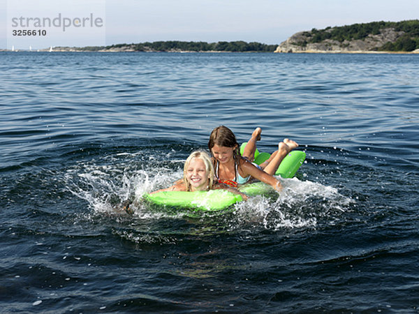 Mädchen spielen im Wasser