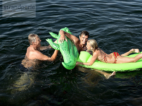 Familienspiel im Wasser