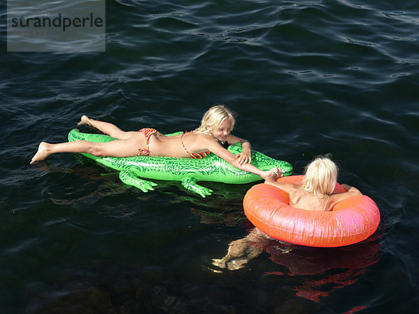 Mädchen spielen im Wasser