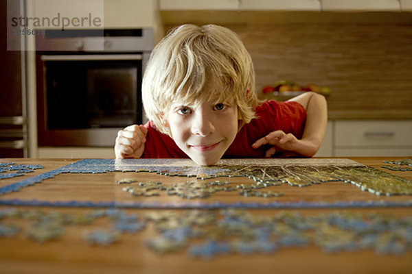 Portrait eines Jungen mit Puzzle