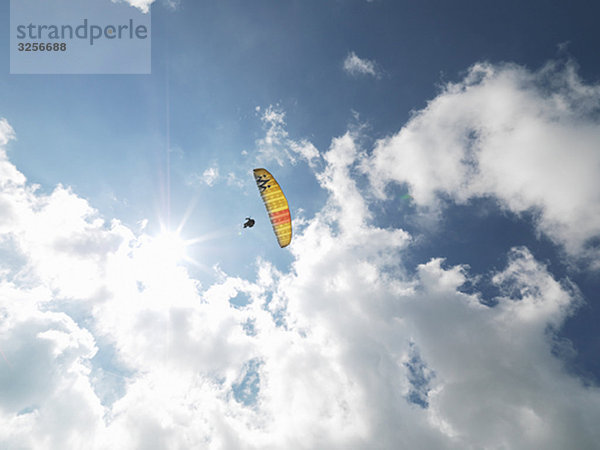 Senior Gleitschirm in der Luft gegen den Himmel