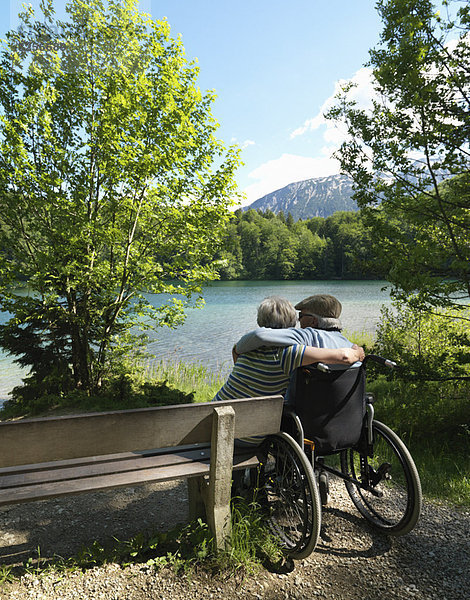 Seniorenpaar entspannt am See