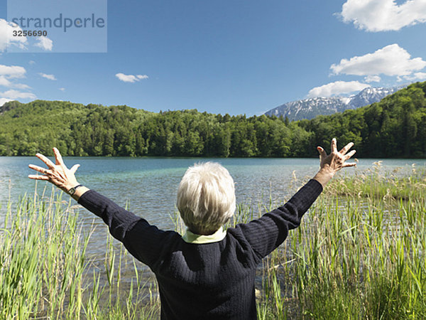 Seniorin am See  Rückansicht