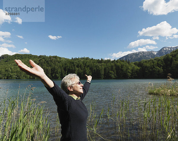 Seniorin am See  Seitenansicht