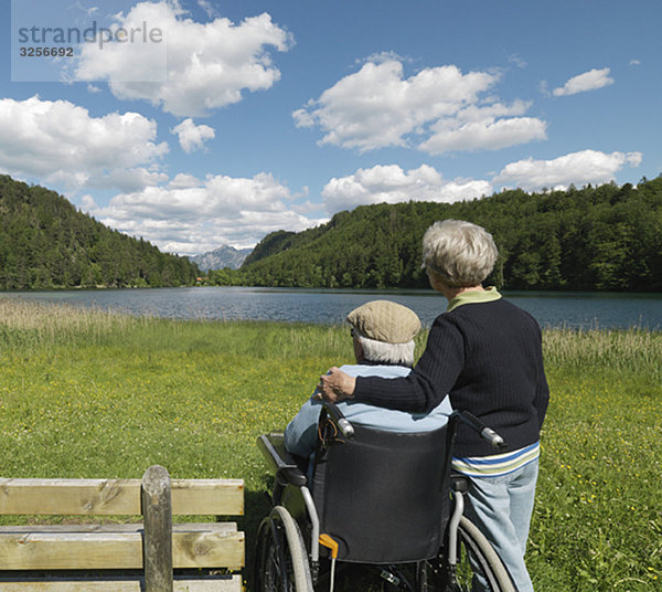 Seniorenpaar entspannt am See