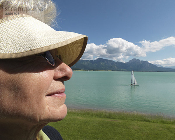 Seniorin mit Blick über den See