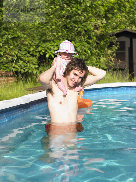 Baby und Vater im Pool