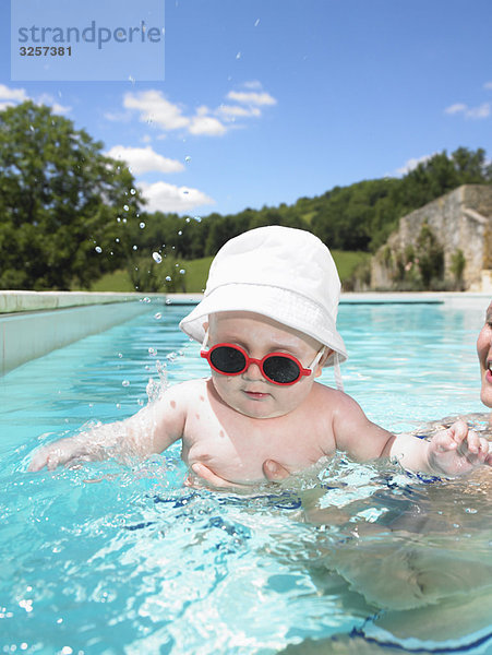 Baby im Pool