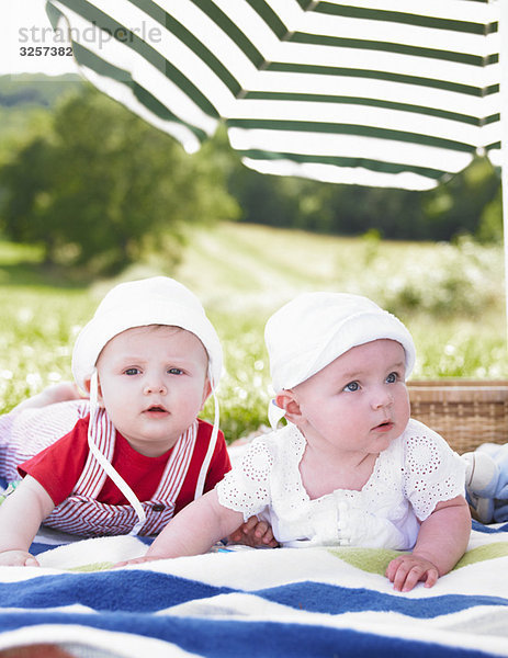 Babys auf Decke im Feld