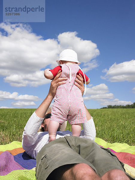 Vater und Baby im Feld