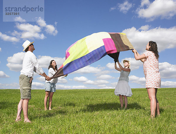 Jugendliche mit Picknickdecke