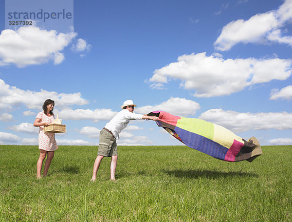 Jugendliche mit Picknick im Feld