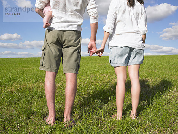 Mutter  Vater und Baby im Feld