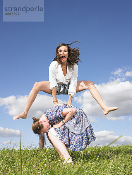 junge Frauen beim Bockspringen