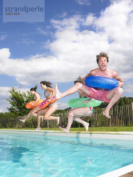 Leute  die in den Pool springen