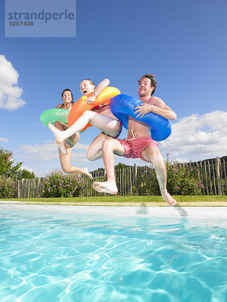 Leute  die in den Pool springen