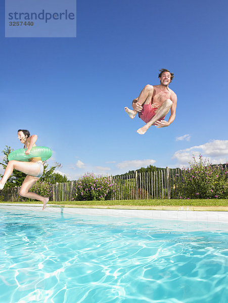 Leute  die in den Pool springen