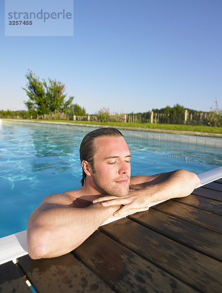 junger Mann im Pool