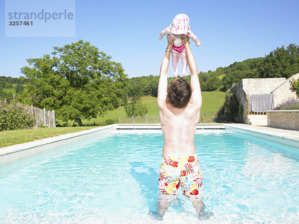 Vater und Baby im Pool