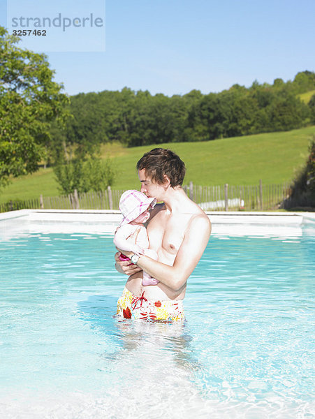 Vater und Baby im Pool