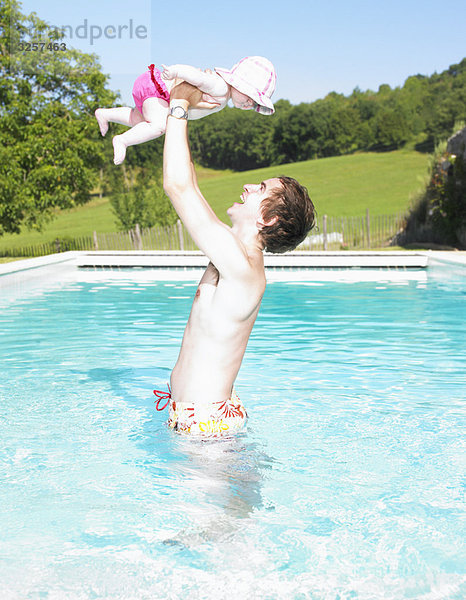 Vater und Baby im Pool