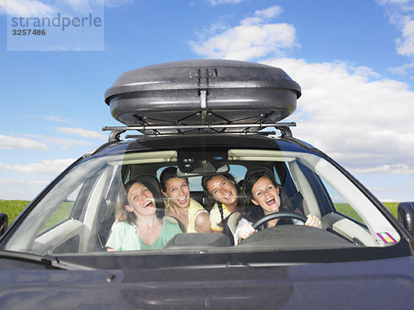 Mädchen singen im Auto