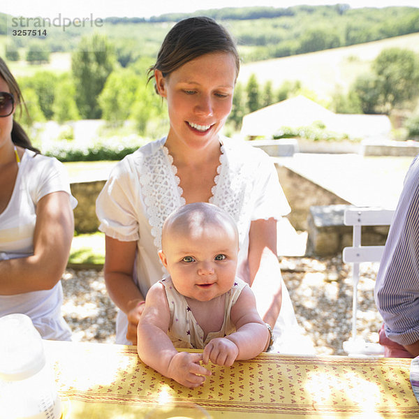 Mutter und Baby am Tisch