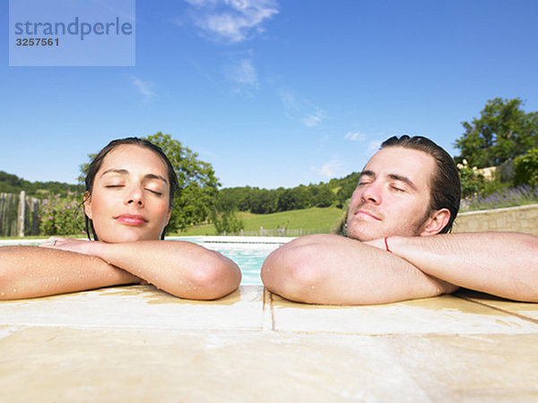 junger Mann und Frau im Pool