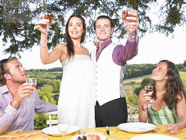 Freunde beim Abendessen im Freien