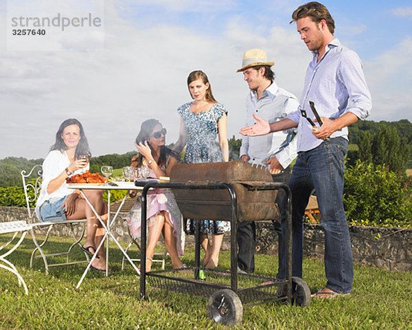 Jugendliche beim Grillen