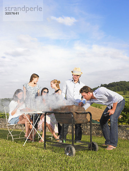 Jugendliche beim Grillen