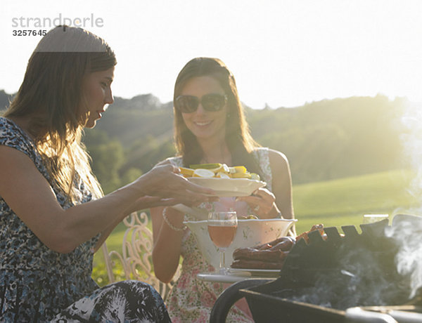 junge Frauen beim Grillen