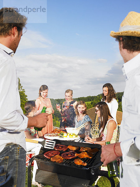 junge Männer beim Grillen