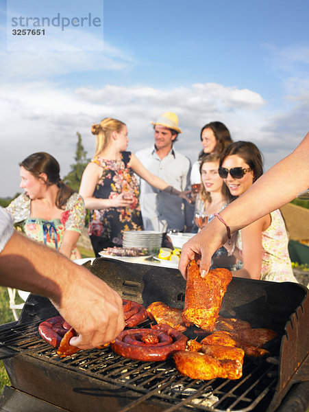 Jugendliche beim Grillen