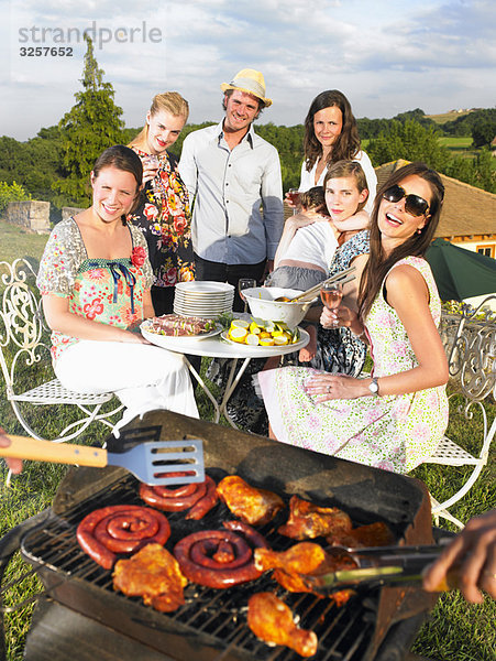 Jugendliche beim Grillen