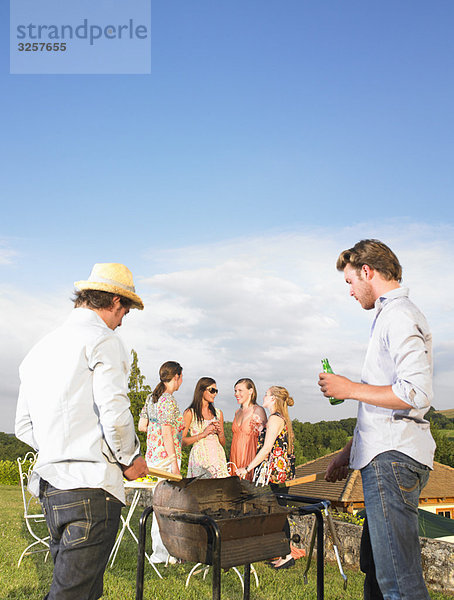 junge Männer beim Grillen