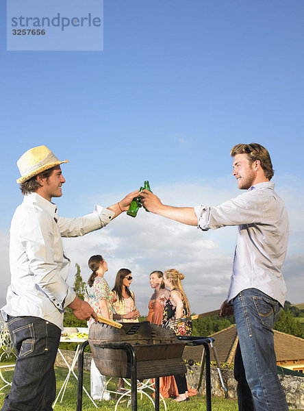 junge Männer beim Grillen