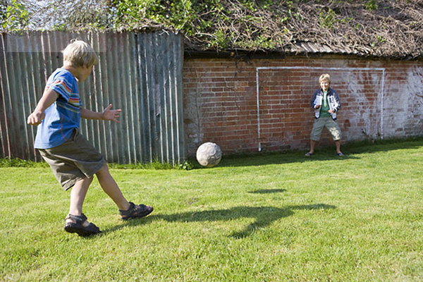 Kinderfußballspieler beim Torschießen